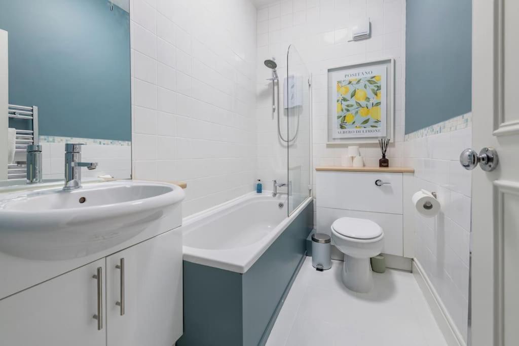 Stylish Central Apartment With Parking - Garden And Workspace バース エクステリア 写真