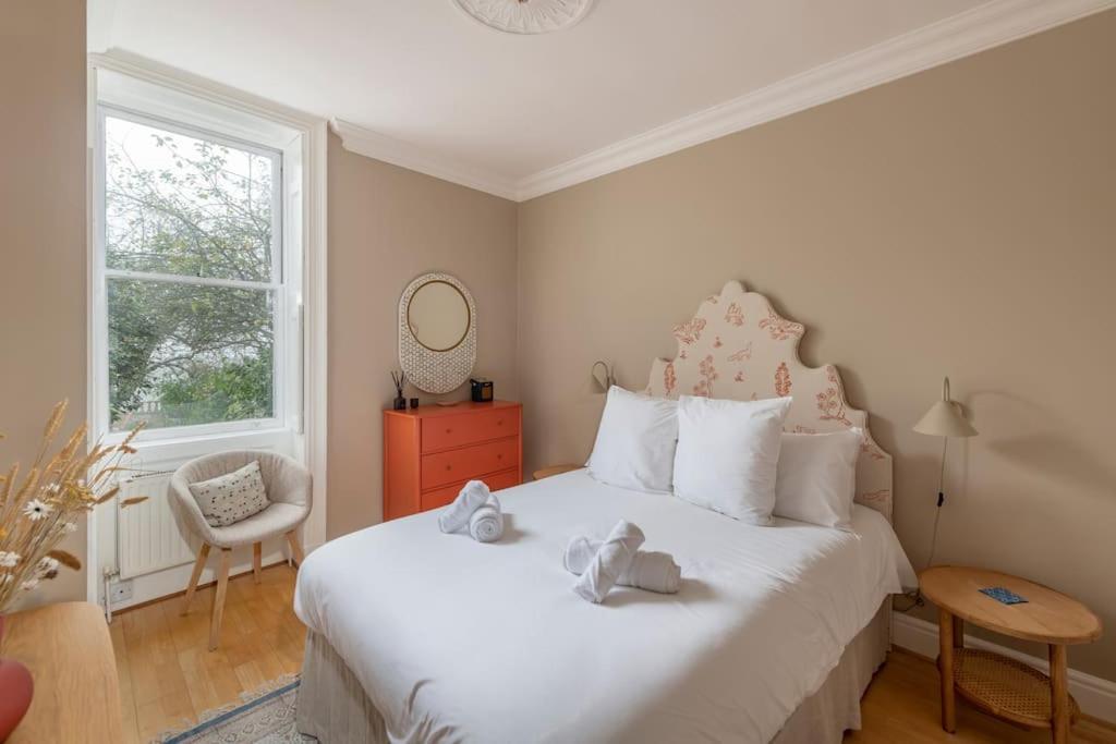 Stylish Central Apartment With Parking - Garden And Workspace バース エクステリア 写真